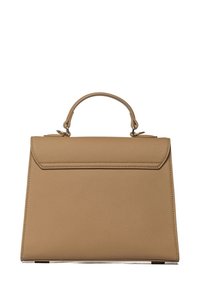 Borsa in pelle marrone chiaro con finitura texture, forma rettangolare, manico superiore e chiusura a pattina. Design minimalista, senza branding visibile.