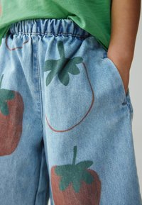 Denimshorts med løs pasform, der har et jordbærprint i rødt og grønt, elastisk talje og sidelommer.