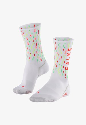 Weiße Socken mit bunten vertikalen Streifen in rot, grün und gelb; strukturierter Stoff; Branding an der Seite in fetten roten Buchstaben.