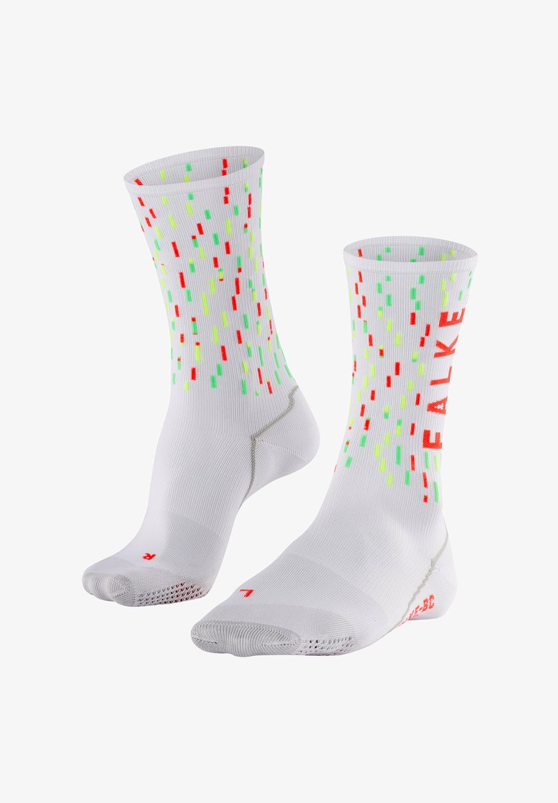 Calcetines blancos con rayas verticales coloridas en rojo, verde y amarillo; tela texturizada; marca en el lateral en letras rojas negritas.