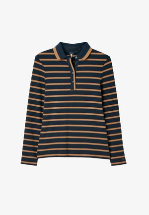 Marineblaues Langarm-Polo-Shirt mit horizontalen orangenen Streifen, ausgestattet mit einer Knopfleiste und einem kontrastierenden Kragen. Glatte Stoffoberfläche.
