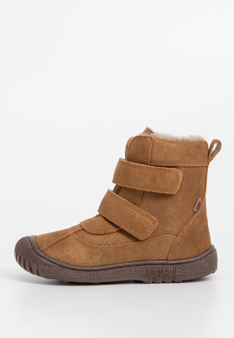 Braune Wildleder-Kinderwinterstiefel mit doppelten Klettverschlüssen, dunkler Gummisohle und flauschigem Futter, das oben sichtbar ist.