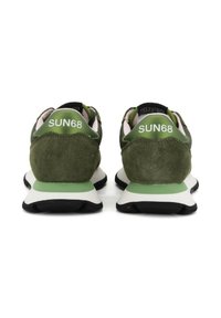 Pareja de zapatillas de ante y cuero verde con suelas blancas, suelas negras y la marca "SUN68" en los talones, vista desde atrás.