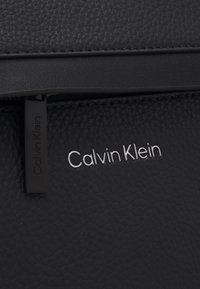 Calvin Klein MUST MESSENGER UNISEX - Borsa porta PC - black pebble