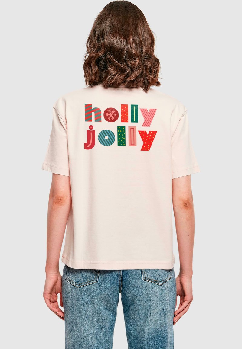 Svetloružové bavlnené tričko s nápisom "holly jolly" v mnohých farbách a vzoroch. Krátke rukávy a voľný strih.