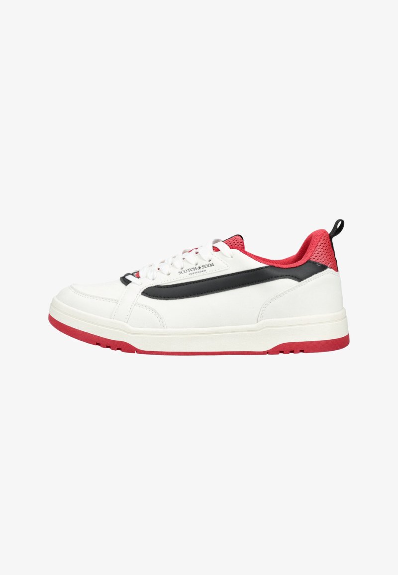 Sneaker bianca bassa con striscia nera, suola rossa e colletto del tallone rosso, lacci bianchi e marchio "Scotch & Soda Amsterdam" sul lato.