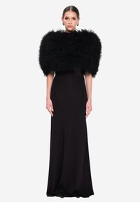 Sort aftenkjole med en figurformet silhuet, der har en voluminøs sort fjerkappe over skuldrene, med en glat stoftekstur.