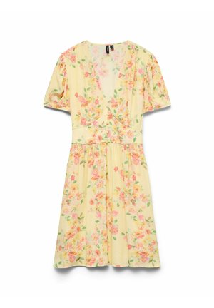Robe jaune à manches courtes avec imprimé floral rose et vert, encolure en V, taille cintrée et jupe fluide longueur genou.