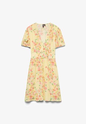 Robe jaune à manches courtes avec imprimé floral rose et vert, encolure en V, taille cintrée et jupe fluide longueur genou.