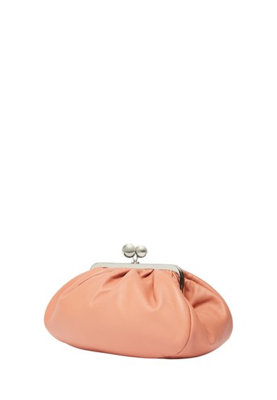 Borsa a pochette in pelle pesche, dalla forma arrotondata, con texture arricciata e una chiusura in argento con due pallini decorativi.