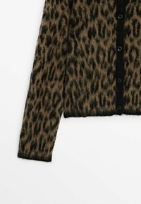 Cardigan à imprimé léopard brun et noir avec finition duveteuse, fermeture à boutons noirs, montrant la manche gauche et une partie du devant sur fond blanc.