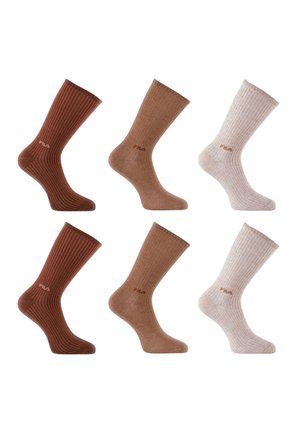 Six chaussettes montantes à côtes en trois paires, couleurs marron, beige et gris clair, chacune avec un petit logo FILA près de la cheville.
