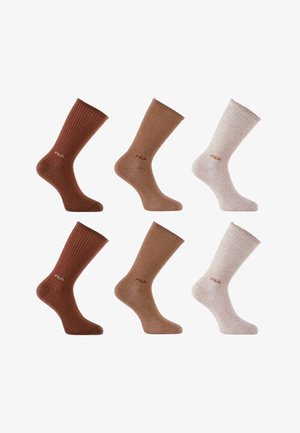 Six chaussettes montantes à côtes en trois paires, couleurs marron, beige et gris clair, chacune avec un petit logo FILA près de la cheville.