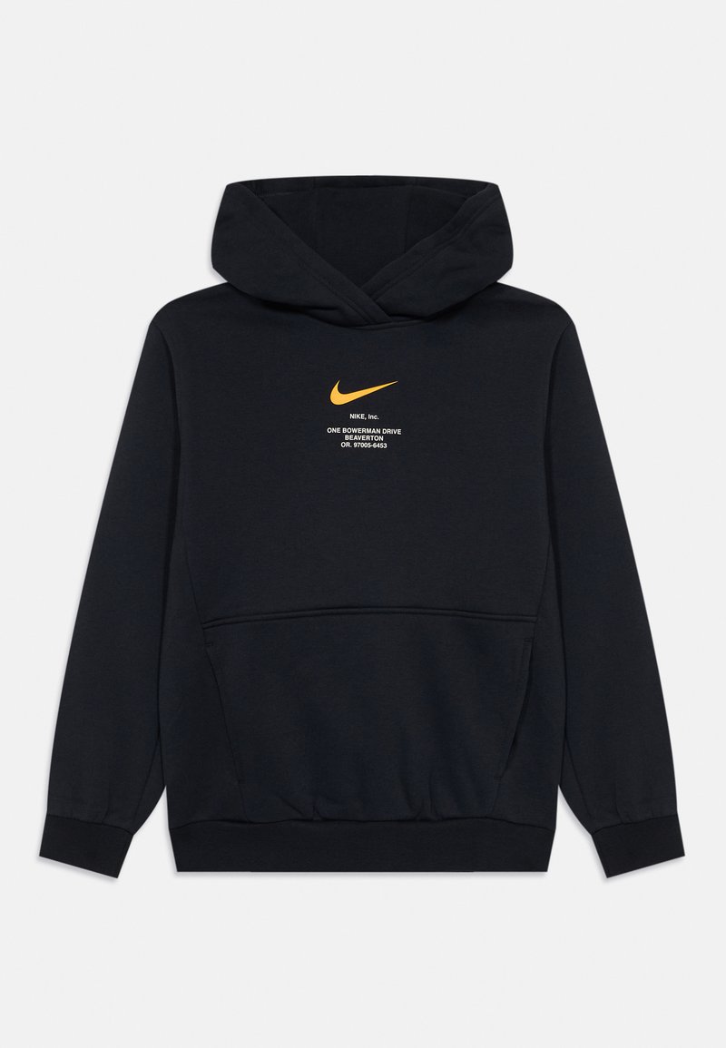 Crna dukserica s kapuljačom i prednjim džepom, s bijelim Nike logotipom i narančastim tekstom. Izrađena od mekog materijala sa standardnim krojem i podesivom kapuljačom.