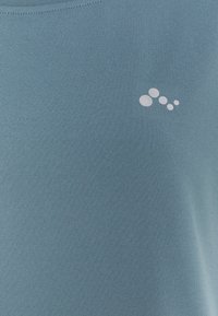 ONLY Play ONPAUBREE LIFE ON BAT LOOSE - T-shirt desportiva - goblin blue