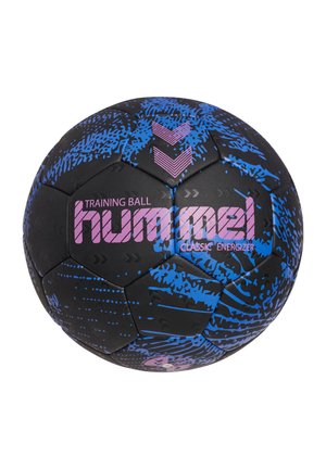 Czarna i niebieska piłka treningowa z różowym logo "hummel" oraz napisem "Classic Energizer" na powierzchni.