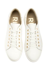 Białe skórzane trampki o teksturowanym wykończeniu, złotych oczkach i płaskich sznurowadłach. Złote logo na wkładce. Smukły, niskoprofilowy design.