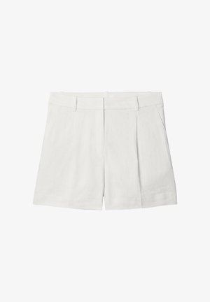 Short blanc sur mesure avec passants de ceinture, plis devant et poches latérales.