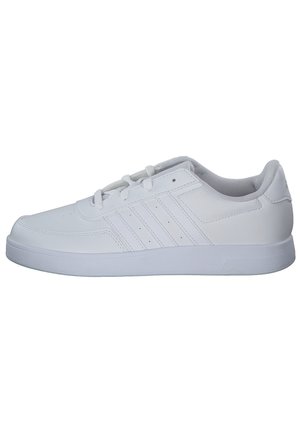 Baskets blanches en cuir synthétique avec une semelle en caoutchouc. Elles présentent trois bandes horizontales et un laçage à l'avant. Texture lisse.