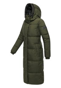 Lang, olivengrøn pufferjakke med hætte, der har kviltede sektioner, sidelommer, elastiske manchetter og et logo-patch på ærmet.