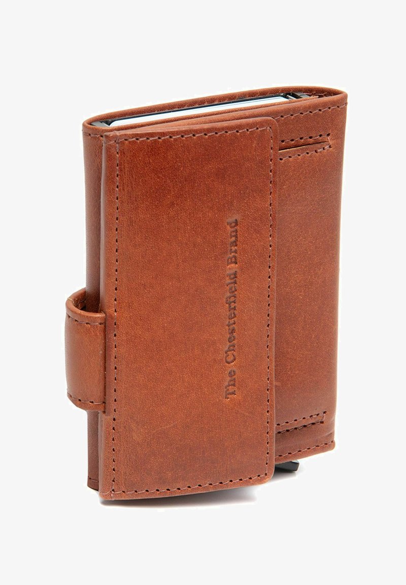 Portafoglio in pelle marrone, caratterizzato da una texture liscia, bordi cuciti e un logo impresso. Design compatto con un anello laterale per una funzionalità aggiuntiva.