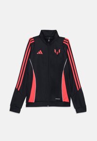 Must mustrikot, millel on must taust ja punased ning valged aktsendid, kõrge krae, lukuga kinnitamine ja igal varrukal kolm punast triipu. Adidas logo on nähtav.