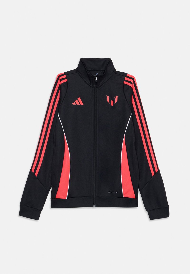 Must mustrikot, millel on must taust ja punased ning valged aktsendid, kõrge krae, lukuga kinnitamine ja igal varrukal kolm punast triipu. Adidas logo on nähtav.