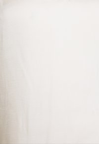 Ett enfärgat vitt tyg med en mjuk, slät struktur. Materialet verkar lätt och faller jämnt utan synliga mönster eller accenter.