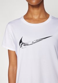 Nike Performance ONE TOP - T-skjorte til trening - white/black