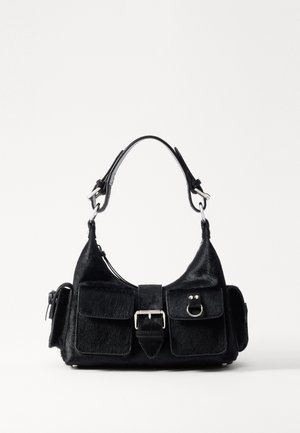 Sac à main noir en cuir texturé avec une bandoulière incurvée, deux poches avant, des accessoires en métal argenté et un détail de boucle central.