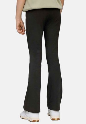 Pantaloni flared neri realizzati in tessuto elasticizzato, caratterizzati da una texture liscia. Indossati con scarpe da ginnastica bianche, che mostrano un abbinamento e un design casual.