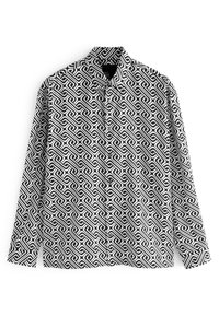 Camisa de botones en blanco y negro, con un patrón geométrico de líneas entrelazadas. Manga larga y cuello puntiagudo.