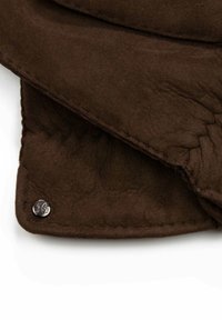 Braunes Wildleder mit weicher Textur, gefaltetes Design und sichtbarem metallischen Druckknopfdetail am Rand. Das Innere zeigt eine gefaltete Verarbeitung.