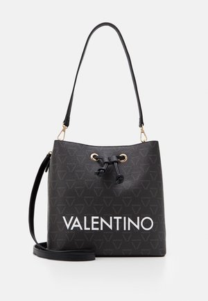 Svart hinkväska med gulddetaljer och dragsko som stängning. Har ett upprepat logomönster och stor text "VALENTINO" på framsidan.