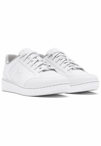 Baskets blanches avec un dessus en cuir lisse, un bout rond et une semelle plate. Présente des accents texturés et des lacets tissés.