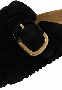 Svarte semskede slip-on sko med en gold-tone metallspenne, med et diskret design og en teksturert, konturert såle.