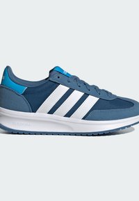 Modrá športová obuv s textilným zvrškom, bielymi tromi pruhmi a štruktúrovanou podrážkou. Obsahuje vycpaný golier a logo na jazyku.