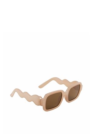 Occhiali da sole beige chiaro con design della montatura ondulato e lenti marroni. Il materiale appare lucido con una forma squadrata. Accenti unici e curvi sugli steli.