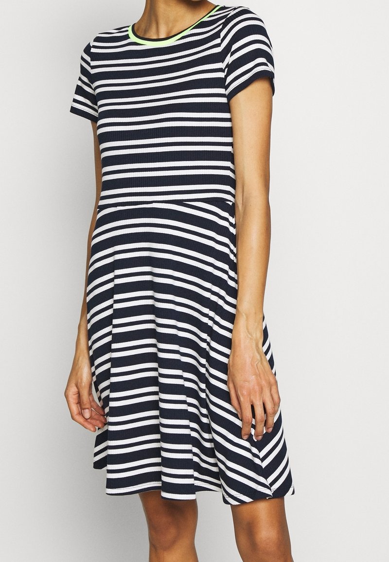 Robe rayée bleu marine et blanche, manches courtes, texture côtelée, haut ajusté avec jupe évasée, dotée d'un col vert néon.