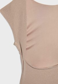 Beige bodysuit med ett glatt tyg och en skimrande yta, breda kappeliv och en låg design i ryggen.