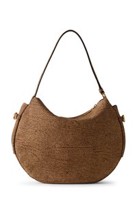 Borsa di pelle marrone con una forma curvata, dotata di una tracolla in pelle e dettagli in metallo dorato, chiusura a zip e una superficie effetto graniglia.
