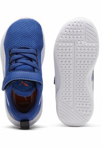 Zapatillas deportivas azules hechas de malla transpirable con un collar acolchado, cordones negros y una suela de goma blanca con un dibujo texturizado.