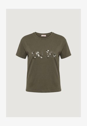 Olivovo zelené tričko s krátkym rukávom a okrúhlym výstrihom, zdobené striebornými flitrami usporiadanými v nejasnom vzore na hrudi.