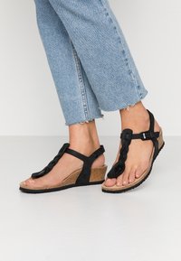 Papillio Sandály na klínu - black