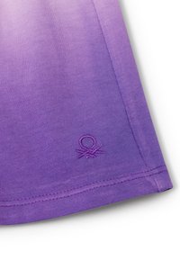 Top con spalline di colore viola con gradiente, texture a coste e logo ricamato sull'orlo. Presenta una finitura liscia e bordi cuciti.