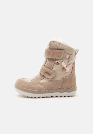 Botte d'hiver beige pour enfants avec deux sangles Velcro, décoration papillon et doublure en fourrure blanche, conçue pour le temps froid.