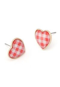 Orecchini a forma di cuore con un motivo a quadretti rosso e rosa e un contorno in metallo dorato. Presentano un retro a perno per una vestibilità sicura.
