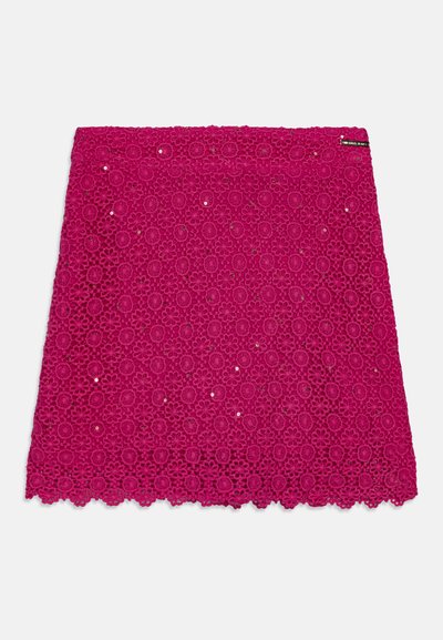 Fukszia csipke szoknya virágmintákkal és flitterekkel, fodros szegéllyel, sima textúrával és állítható derékpánttal a kényelmes illeszkedés érdekében.