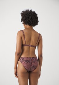 Rosa og svart dyreprint bikini med tynne justerbare stropper, lav ryggdesign og midjehøy bunn for en sømløs passform.