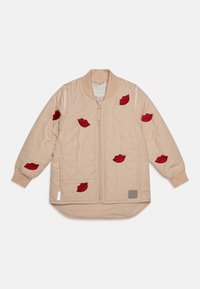 Beige bomberjakke med rød læbestiftbroderi, frontlynlås, ribbede manchetter og afrundet kant. Glat tekstur med polstret design.